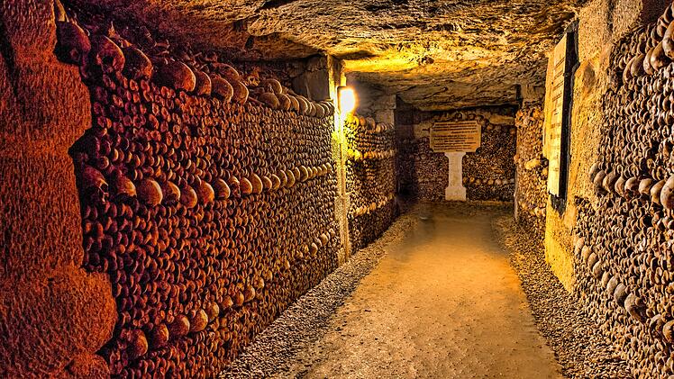 Katakomben von Paris &ndash; Sch&auml;del und Knochen im Reich der Toten &ndash;3 Catacombs of Paris - Skulls and Bones in the Realm of the Dead -3