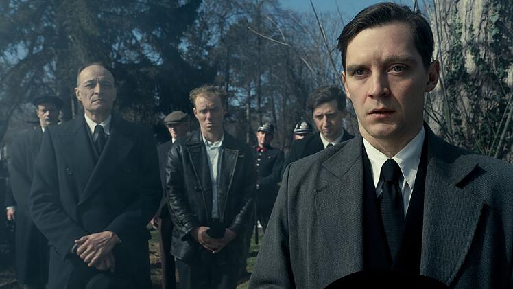 Auf dem Friedhof: Ermittler Morava (Jonas Nay, rechts) nimmt sich eine Auszeit zum Trauern.