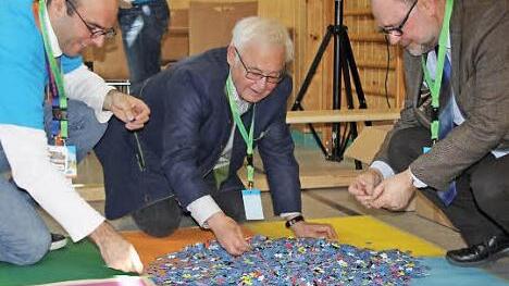 Welche Teile passen zusammen? Bei dieser Frage gingen Kreisjugendpfleger Frank Kupfer-Mauder, Landrat Rudolf Handwerker und Bürgermeister Robert Herrmann (von links) in die Knie.