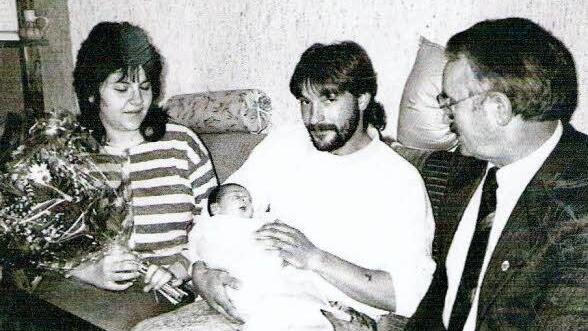 Der damalige Bürgermeister Helmut Schuck mit einem seiner Patenkinder. Foto: Privat