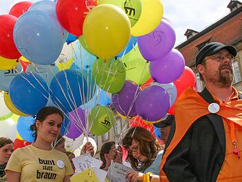 Ähnlich bunt wie auf diesem Bild, das eine Demo von 2008 in Bamberg zeigt, soll es am Samstag, 30. Januar, am Gabelmann werden: Dort demonstriert das Bündnis gegen Rechtsextremismus und Rassismus.  Foto: Matthias Hoch/Archiv