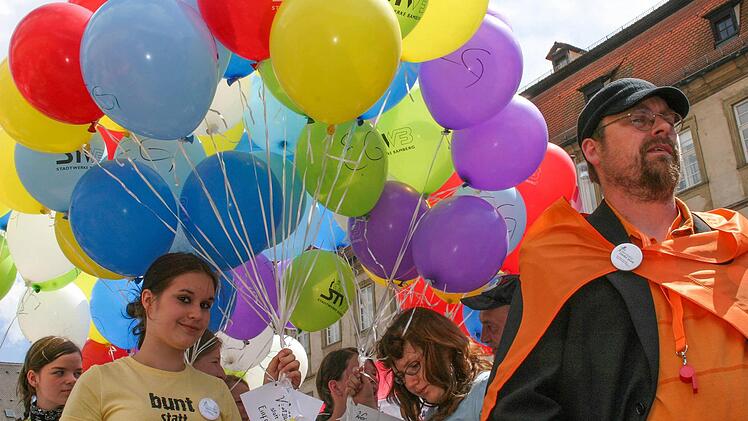 Ähnlich bunt wie auf diesem Bild, das eine Demo von 2008 in Bamberg zeigt, soll es am Samstag, 30. Januar, am Gabelmann werden: Dort demonstriert das Bündnis gegen Rechtsextremismus und Rassismus.  Foto: Matthias Hoch/Archiv