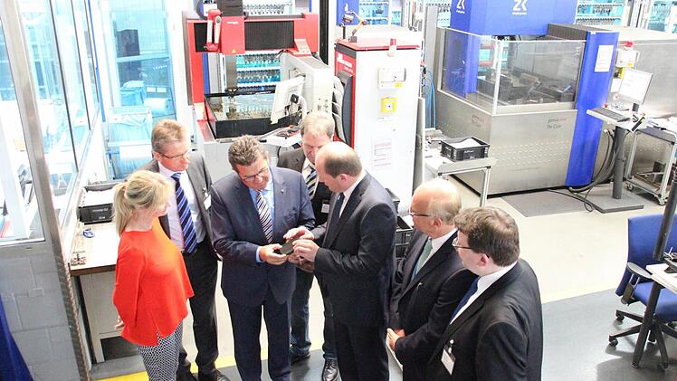 In den Werkshallen wurden dem Staatssekretär die Produkte von Dr. Schneider erklärt. Das Bild zeigt (von links): Sylvia Schmidt, Hans Rebhan, Franz Josef Pschierer, Klaus Löffler, Wolfgang Beer, Wilhelm Wirth und Bernd Liebhardt.  Foto: Friedwald Schedel