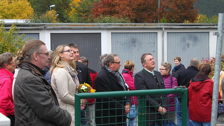 Unter den Gästen befanden sich Architekt Henry Kestel, stellvertretender Landrat Dieter Schaar, Kindergartenleiterin Monika Hoffmann und OB Henry Schramm (von links).