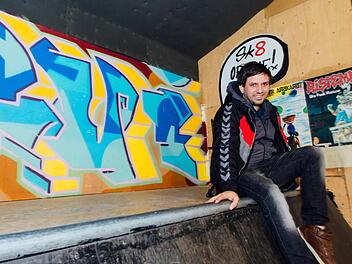 Auf die Halfpipe wagt sich Samuel Rauch, der Leiter des "Struwwelpeter", nur für ein Foto. Das Skateboarden überlässt er dann doch lieber den Jugendlichen. Diesen möchte er mit Hilfe von "Franken helfen Franken" gerne bessere Bedingungen liefern. Foto: Marian Hamacher
