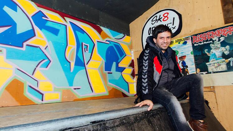 Auf die Halfpipe wagt sich Samuel Rauch, der Leiter des "Struwwelpeter", nur für ein Foto. Das Skateboarden überlässt er dann doch lieber den Jugendlichen. Diesen möchte er mit Hilfe von "Franken helfen Franken" gerne bessere Bedingungen liefern. Foto: Marian Hamacher