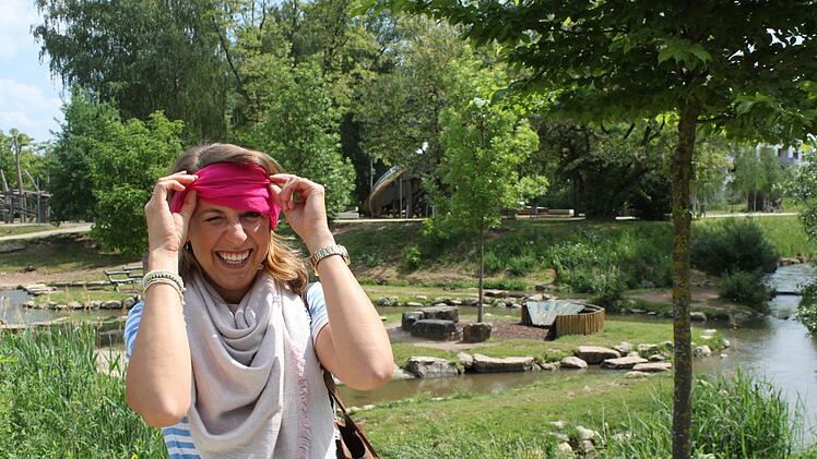 Darf ich jetzt gucken? Tauschreporterin Sarah Biere hat keine Ahnung, wo sie sich in Bamberg befindet. Foto: Jann Weckel