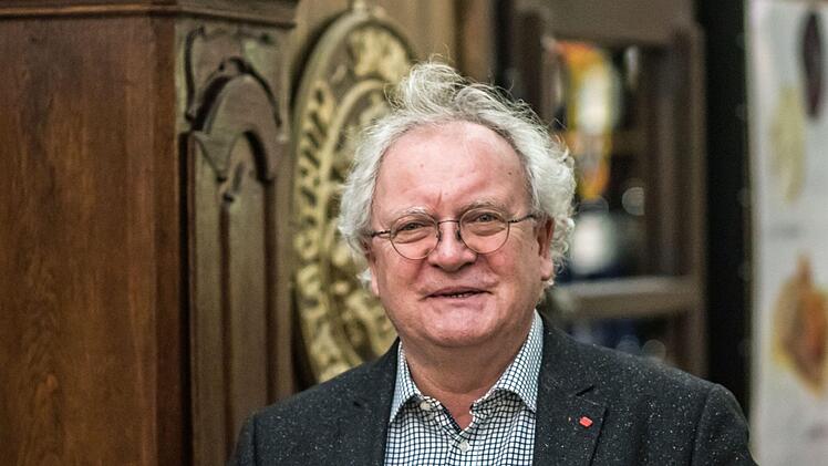 Joachim Rückert begrüßte das Ensemble Spirata beim Konzert im historischen Gewölbe des Coburger Zeughauses.Foto: Jochen Berger