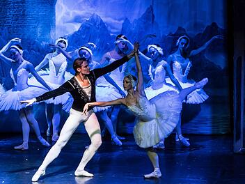 Mit Taschaikowskys "Schwanensee" beeindruckte das Russische Nationalballett bei seinem Gastspiel im Coburger Kongresshaus.Foto: Jochen Berger