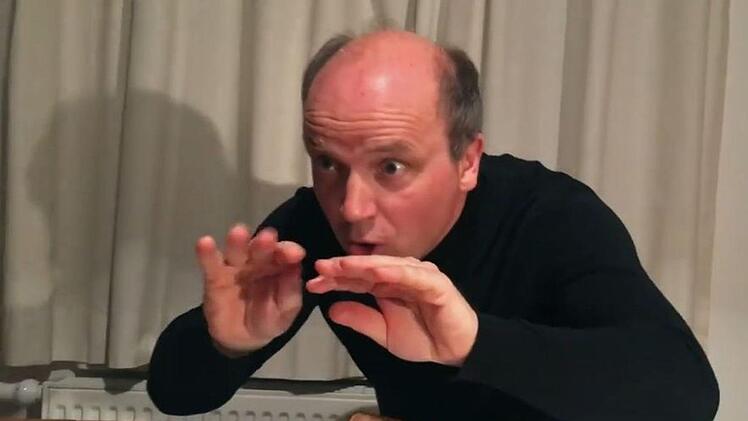 Gestenreicher Musikbeschwörer: Coburgs GMD Roland Kluttig dirigiert Dieter Schnebels "Nostalgie".Foto: Landestheater