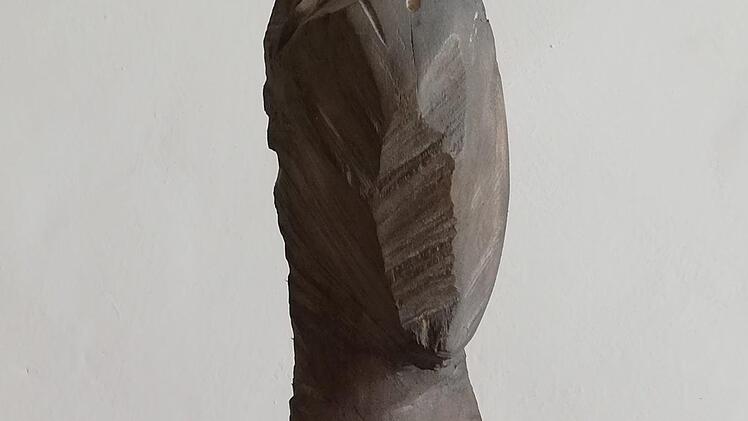Die Frauenskulptur von Bildhauer Klaus Metz trägt ihr von Goldschmied Malte Meinck geschaffenes Abbild als Kettenanhänger. Foto: Sigismund von Dobschütz