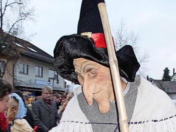 Vor 15 Jahren bescherte die Hexe Befana am Adelsdorfer Marktplatz die Kinder. Foto: Westphal (Archiv)