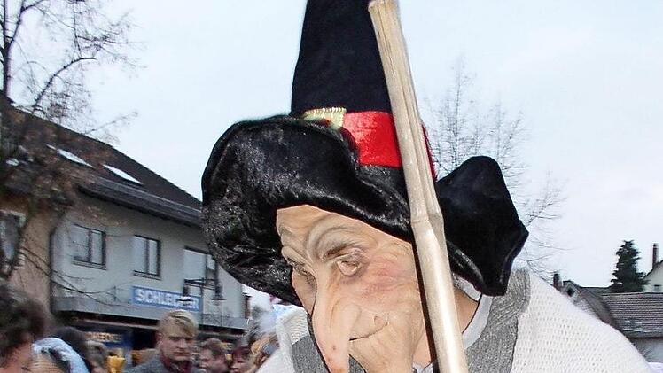 Vor 15 Jahren bescherte die Hexe Befana am Adelsdorfer Marktplatz die Kinder. Foto: Westphal (Archiv)