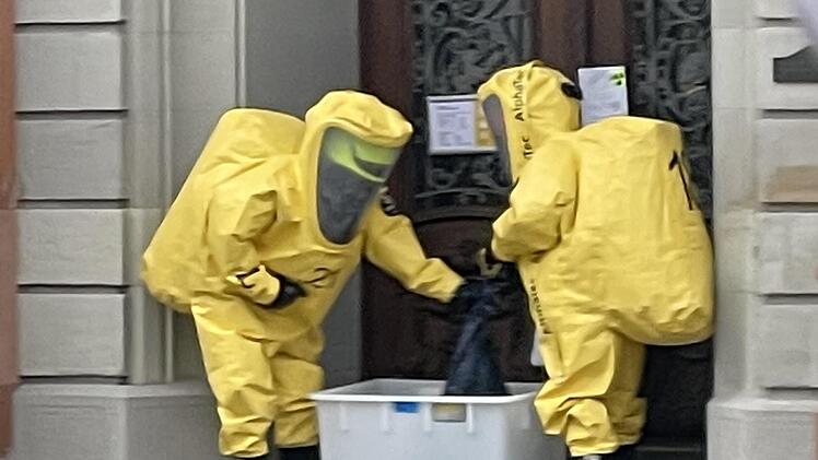 Das Sondereinsatzkommando entsch&auml;rft den verd&auml;chtigen Gegenstand.