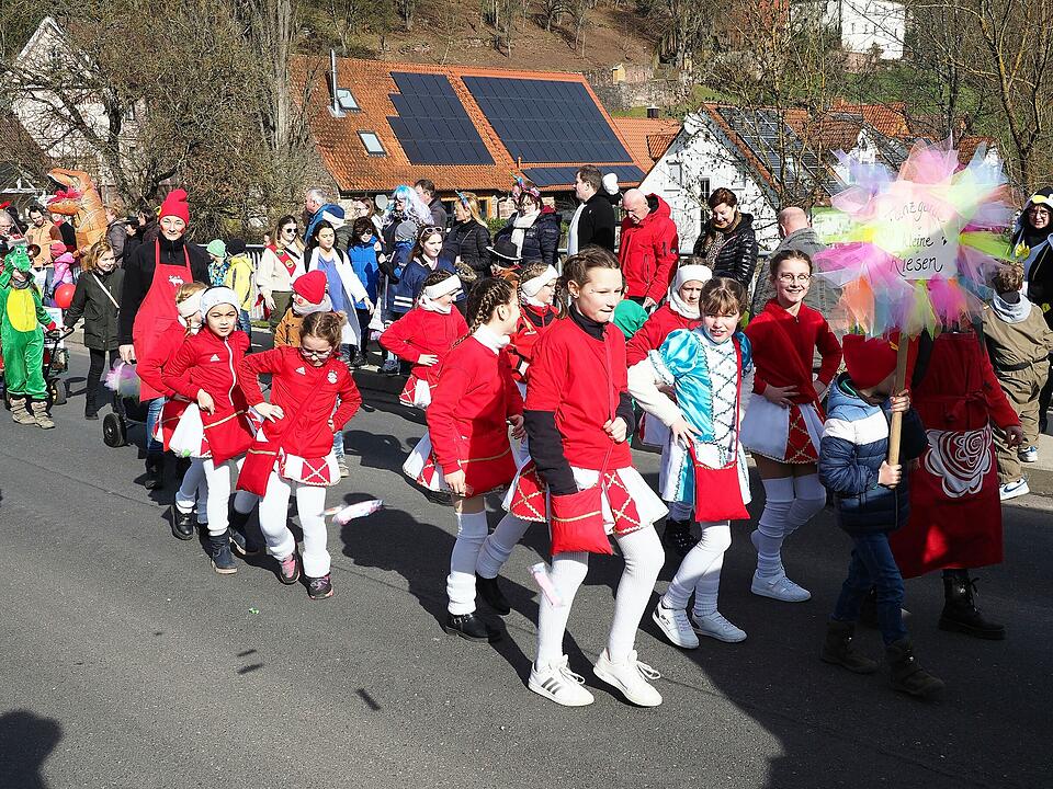 Buntes Faschingstreiben lockte tausende Besucher an.
