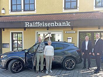 Vor der Raiffeisenbank wurde das Fahrzeug &uuml;bergeben (v.&nbsp;l.): Anton Po&szlig;er (Gewinner) mit seiner Ehefrau Anneliese sowie Thomas M&uuml;ller und Gerhard Thiem von der Raiffeisenbank Fr&auml;nkische Schweiz.