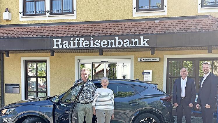 Vor der Raiffeisenbank wurde das Fahrzeug &uuml;bergeben (v.&nbsp;l.): Anton Po&szlig;er (Gewinner) mit seiner Ehefrau Anneliese sowie Thomas M&uuml;ller und Gerhard Thiem von der Raiffeisenbank Fr&auml;nkische Schweiz.