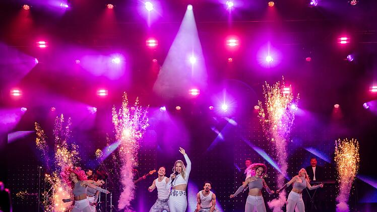 Charlien stellt ihre neue Single "WOW (Ist das denn noch normal)" vor.