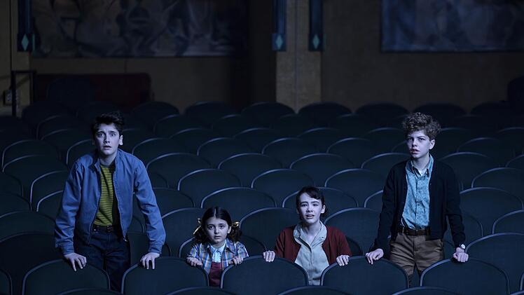 Suchen verzweifelt nach ihrem verschwundenen Freund Matti - und begeben sich dabei selbst in große Gefahr, von links: Phil (Jack Molloy Legault), seine kleine Schwester (Matilda Legault), Lily (Clara Stack) und Theodore (Mikkal Karim Fidler).