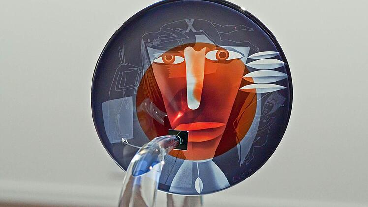 "Kassandra" (1985, frei geformtes Glas, sandgestrahlt und geätzt)