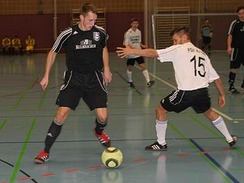 Der Eberner Seppi Weiß (dunkel) zieht am Krumer Spieler Göttlicher vorbei. Die Vorrundenpartie gewann Krum mit 2:1. Foto: Dietz