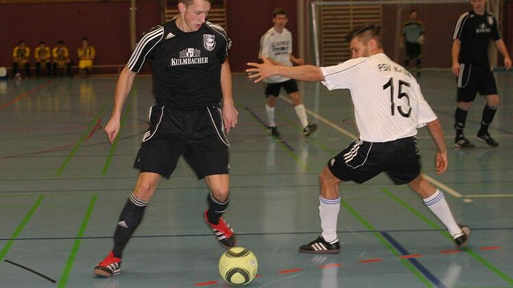 Der Eberner Seppi Weiß (dunkel) zieht am Krumer Spieler Göttlicher vorbei. Die Vorrundenpartie gewann Krum mit 2:1. Foto: Dietz
