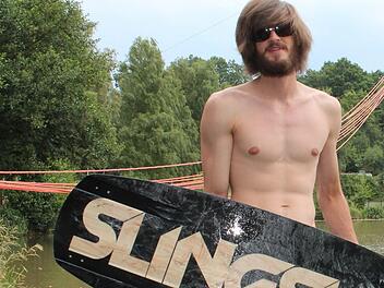 Wakepark-Betreiber Tobias Rittig mit einem Board im Startbereich der Anlage in Thulba. Foto: Benedikt Borst