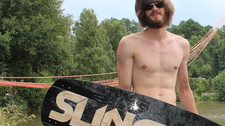 Wakepark-Betreiber Tobias Rittig mit einem Board im Startbereich der Anlage in Thulba. Foto: Benedikt Borst
