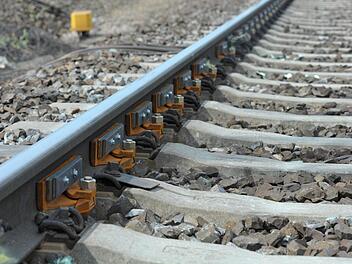 Die geplante mehrmonatige Streckensperrung der Bahnlinie Lichtenfels-Bamberg beschäftigte den Kreisausschuss. Foto: Peter Endig/dpa