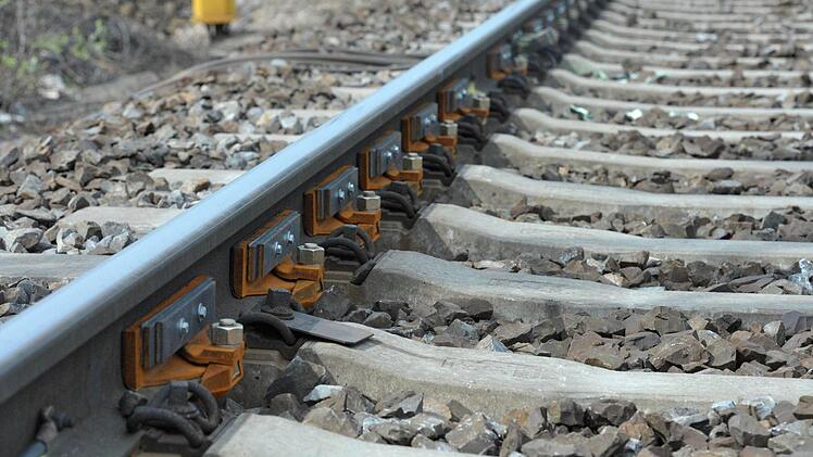 Die geplante mehrmonatige Streckensperrung der Bahnlinie Lichtenfels-Bamberg beschäftigte den Kreisausschuss. Foto: Peter Endig/dpa