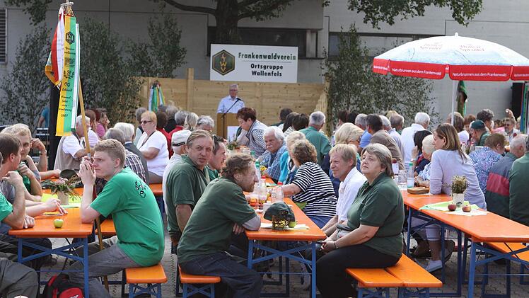 Zahlreiche Wanderer aus den verschiedenen Ortsgruppen saßen im Außenbereich des Bildungszentrums fröhlich zusammen.