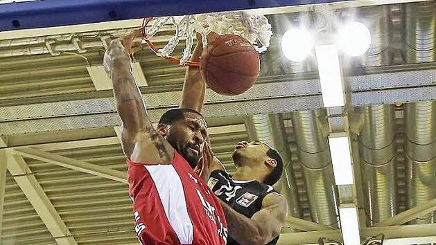 Nach einem Ballgewinn l&auml;sst es Bambergs Kapit&auml;n Brad Wanamaker (l.) krachen. Der T&uuml;binger Garlon Green versucht vergeblich, den Brose-Spielmacher am Dunking zu hindern. Foto: Daniel L&ouml;b