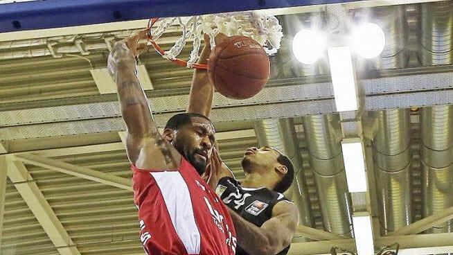 Nach einem Ballgewinn lässt es Bambergs Kapitän Brad Wanamaker (l.) krachen. Der Tübinger Garlon Green versucht vergeblich, den Brose-Spielmacher am Dunking zu hindern. Foto: Daniel Löb
