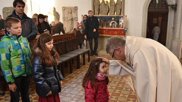 Am Ende des Festgottesdienstes spendete Pfarrer Stephan Eschenbacher Kindern und Familien den Einzelsegen.