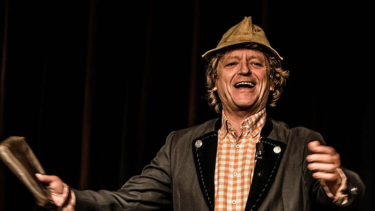 Wie der Kabarettist Frank-Markus Barwasser im ausverkauften Kongresshaus die Bühne zur Kanzel werden lässt.