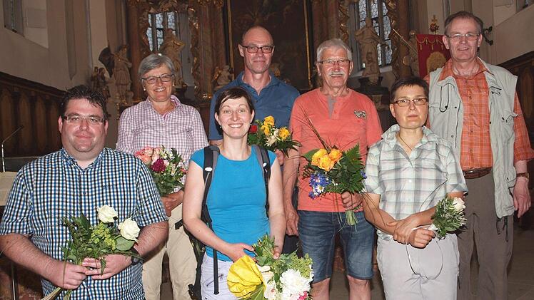 Der Wallfahrtsführer Dieter Brandmeier (rechts) bedankte sich bei Ralf Jahn, Barbara Pezolt, Stefanie Brems, Wolfgang Eller, Hilmar Schütz (40 Jahre) und der Pastoralreferentin Birgit Janson (von links) für 25-jährige bzw. 40-jährige Teilnahme an der Wallfahrt. Es fehlt Christa Götz.   Foto: Alfred Thieret