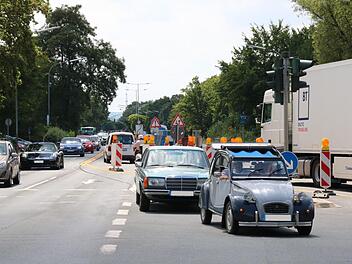 Das Verkehrschaos ist programmiert: Die vier  Spuren der Theodor-Heuss-Allee verengen sich auf zwei Fahrbahnen. Foto: Andreas Oswald