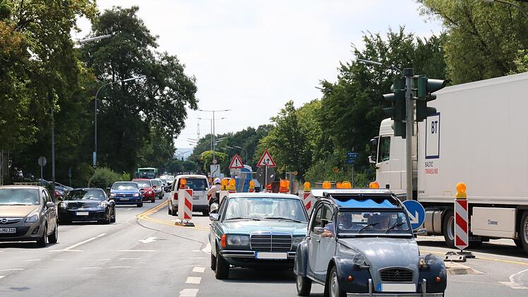 Das Verkehrschaos ist programmiert: Die vier  Spuren der Theodor-Heuss-Allee verengen sich auf zwei Fahrbahnen. Foto: Andreas Oswald