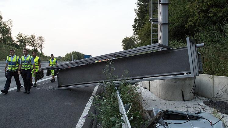 Mettmann: Teile eine Schilderbr&uuml;cke liegen auf der Fahrbahn. Auf der Autobahn 3 bei D&uuml;sseldorf ist eine Schilderbr&uuml;cke eingest&uuml;rzt.Foto: Federico Gambarini/dpa