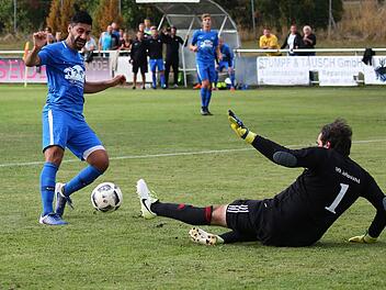 Erbil Demirel von der DJK Lichenfels (links) bezwingt in dieser Szene den Johannisthaler Torwart Tobias Mayer. Am Samstag sind die DJKler im Topspiel gegen den SC Jura Arnstein gefordert.  Foto: Heinrich Weiß