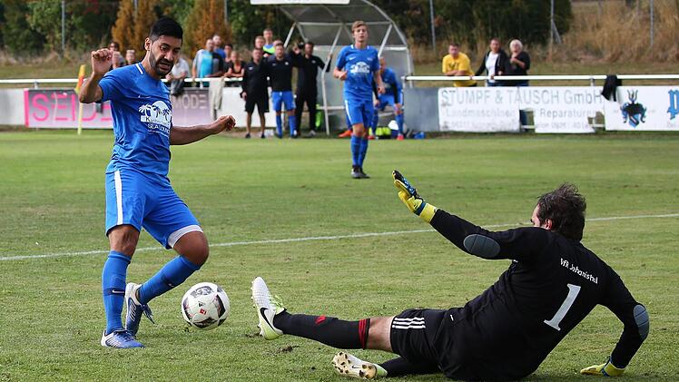 Erbil Demirel von der DJK Lichenfels (links) bezwingt in dieser Szene den Johannisthaler Torwart Tobias Mayer. Am Samstag sind die DJKler im Topspiel gegen den SC Jura Arnstein gefordert.  Foto: Heinrich Weiß
