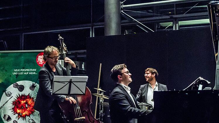 Jazzabend bei den Musikfreunden: Mini Schulz, Frank Dupree und Obi Jenne (von links) gastierten im HUK-Foyer auf der Bertelsdorfer Höhe.Foto: Jochen Berger