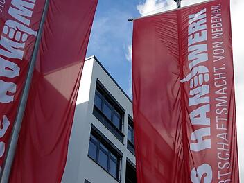 Das Handwerk bezeichnet sich gern als "Wirtschaftsmacht von nebenan": Fahnen vor dem Hauptsitz der Handwerkskammer Oberfranken in Bayreuth. Foto: Simone Bastian