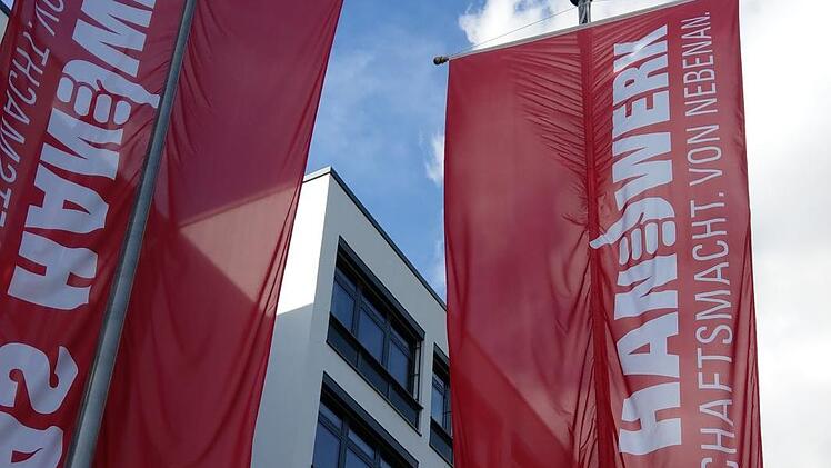 Das Handwerk bezeichnet sich gern als "Wirtschaftsmacht von nebenan": Fahnen vor dem Hauptsitz der Handwerkskammer Oberfranken in Bayreuth. Foto: Simone Bastian