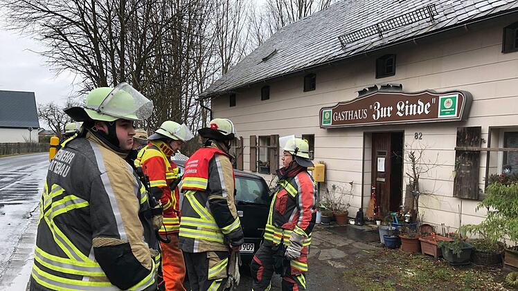 Feuerwehreinsatz in Regnitzlosau: Am Gasthaus "Zur Linde'" war ein Brand ausgebrochen. Foto: NEWS5 / Fricke