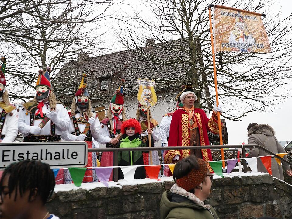 Tausende Besucher beim traditionellen Maskenumzug
