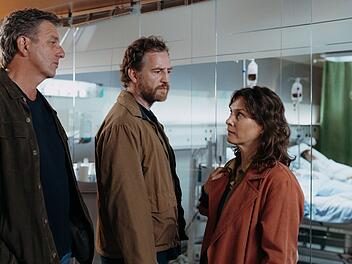 Martin (Hans Sigl, links) konfrontiert Clara Meindl (Kathrin von Steinburg, M.) und ihren Mann Jakob (Tom Radisch) mit schockierenden Neuigkeiten. Ihr beiden Kinder sind schwer krank und brauchen eine Stammzellenspende. Doch die vorhandene Spende reicht nicht f&uuml;r beide ...