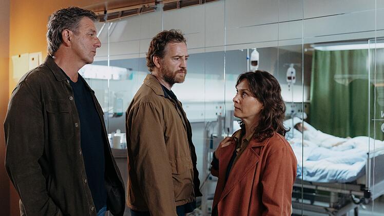 Martin (Hans Sigl, links) konfrontiert Clara Meindl (Kathrin von Steinburg, M.) und ihren Mann Jakob (Tom Radisch) mit schockierenden Neuigkeiten. Ihr beiden Kinder sind schwer krank und brauchen eine Stammzellenspende. Doch die vorhandene Spende reicht nicht f&uuml;r beide ...