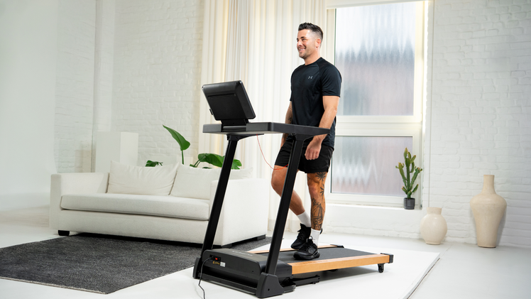 Das R1 Laufband verbindet elegantes Holzdesign mit robuster Technik. Wer Wert auf Stil und Qualit&auml;t legt, findet hier ein Modell f&uuml;r anspruchsvolles Training ohne Kompromisse.