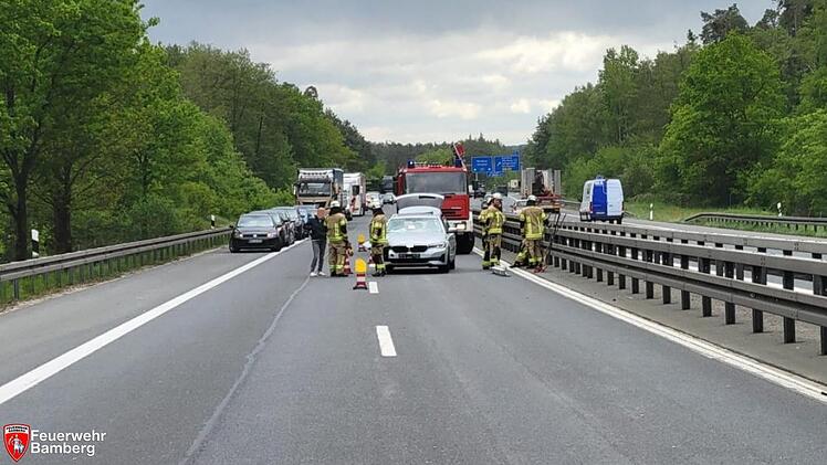 A73 bei Bamberg nach Unfall blockiert: Tr&uuml;mmer f&uuml;hren zu Vollsperrung